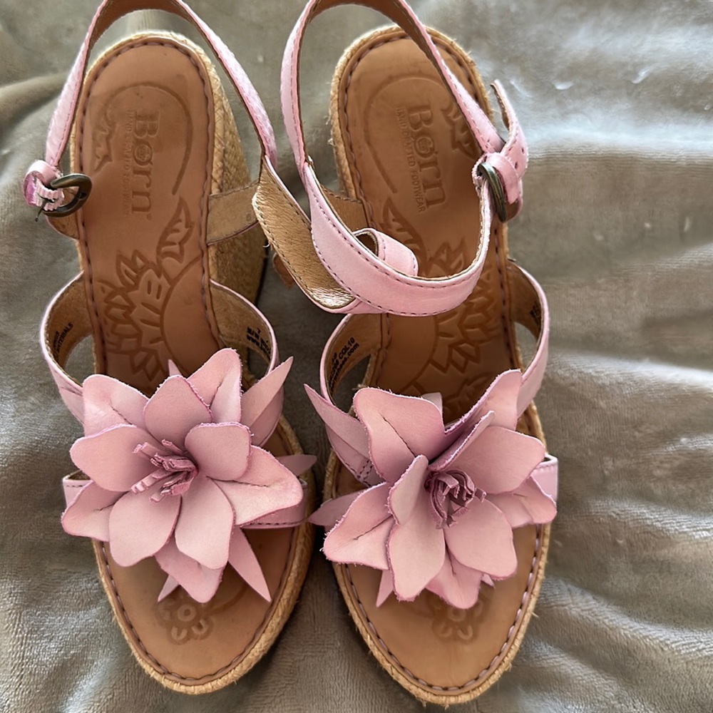 BORN SUPER CUTE WEDGES 🌸❤️🌸 Darling wedge with flowers on top 🌸❤️🌸